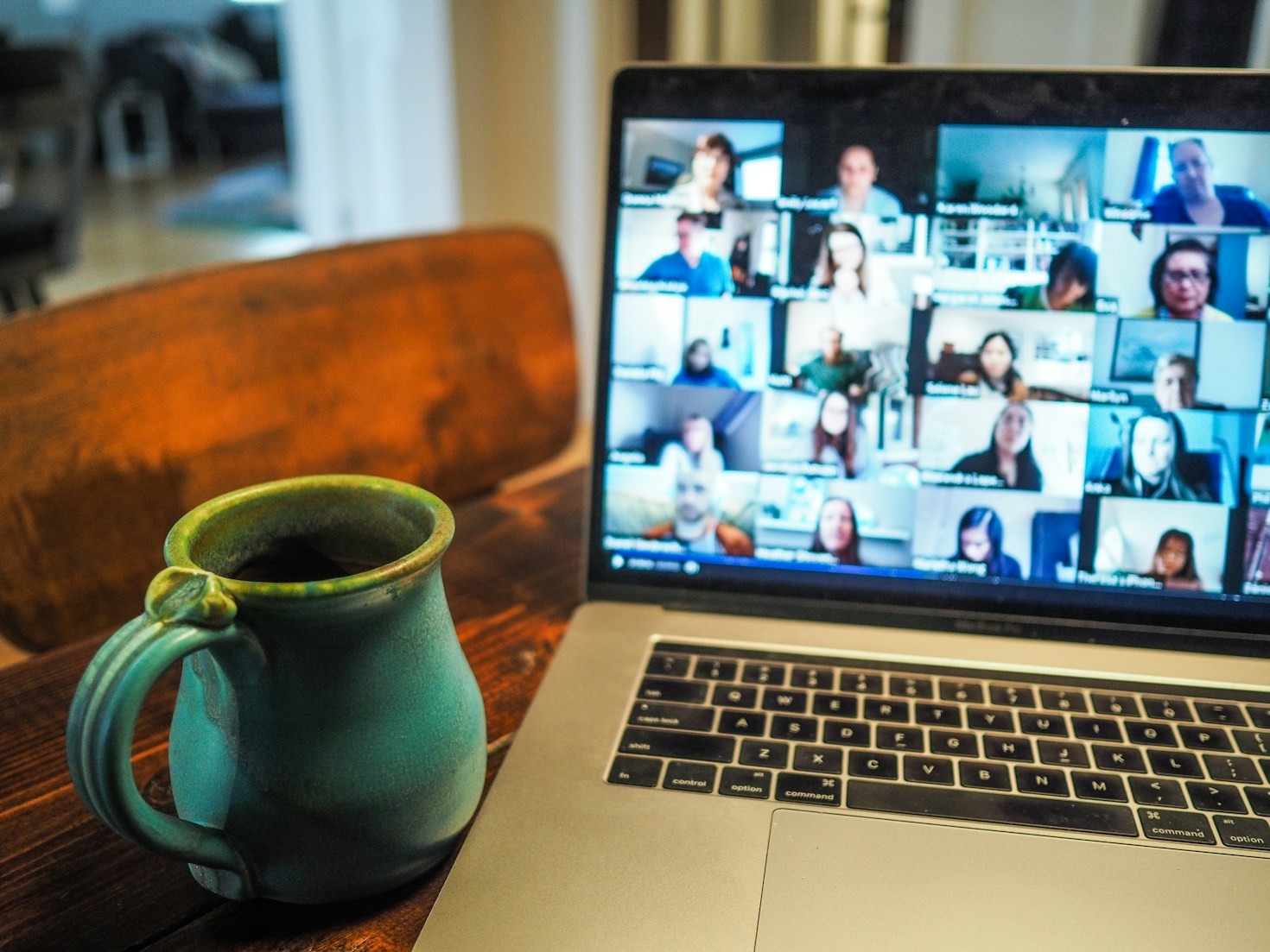 10 Red Flags of Online Romance Scams